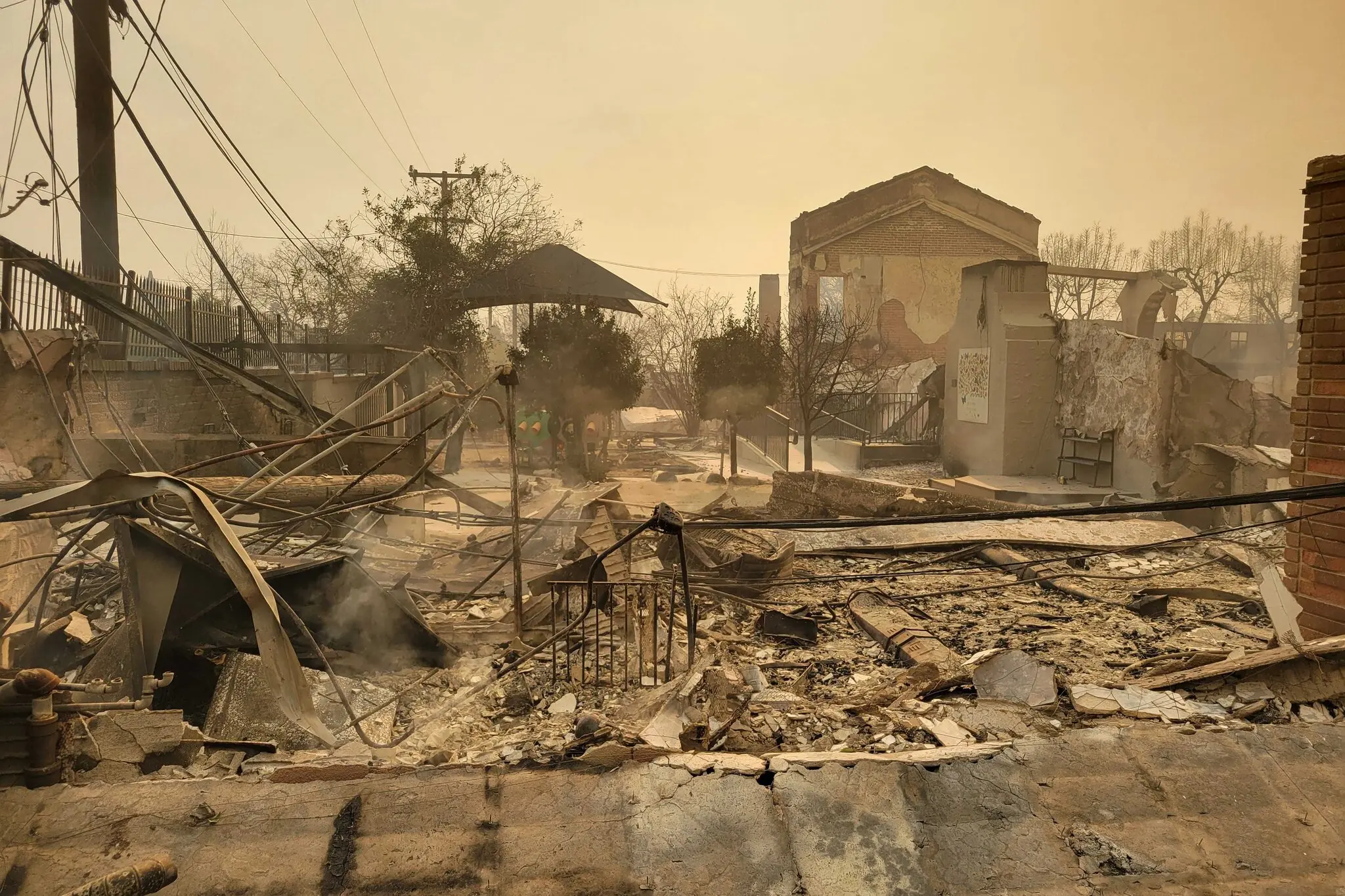 Уламки єврейського храму та центру Пасадени після того, як він згорів під час пожежі в Ітоні в середу